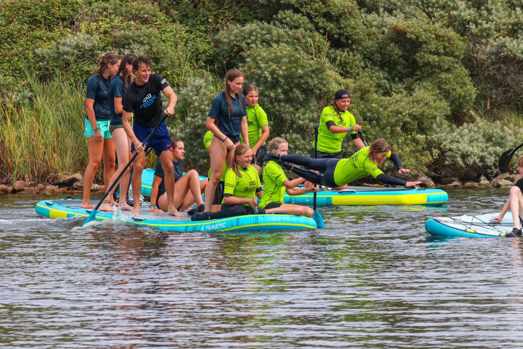 Groep kampkinderen samen op het XL-SUP