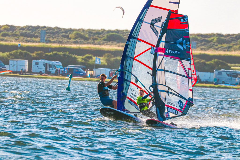 Windsurfer op snelheid aan de Brouwersdam