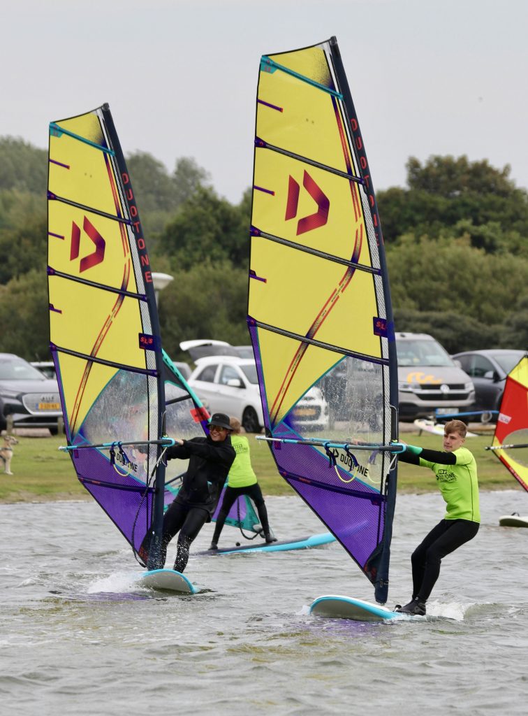 Windsurfen tijdens de kampweek