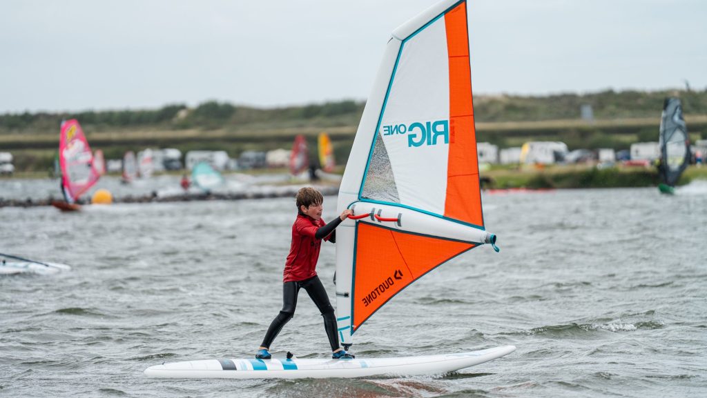 Windsurfer op het water aan de Brouwersdam